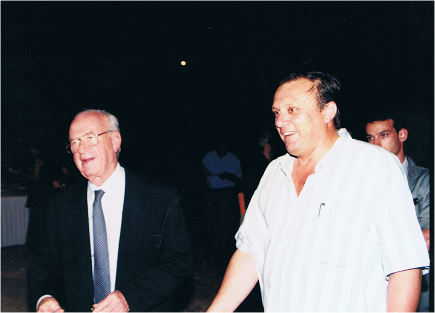 "לו רבין היה חי, היינו היום בהסדר שלום עם הפלסטינים". ח"כ איתן ברושי עם יצחק רבין ז"ל, צילום באדיבות ברושי